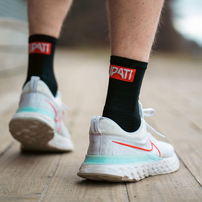 Strati TE Socks i sort - set på model med løbesko